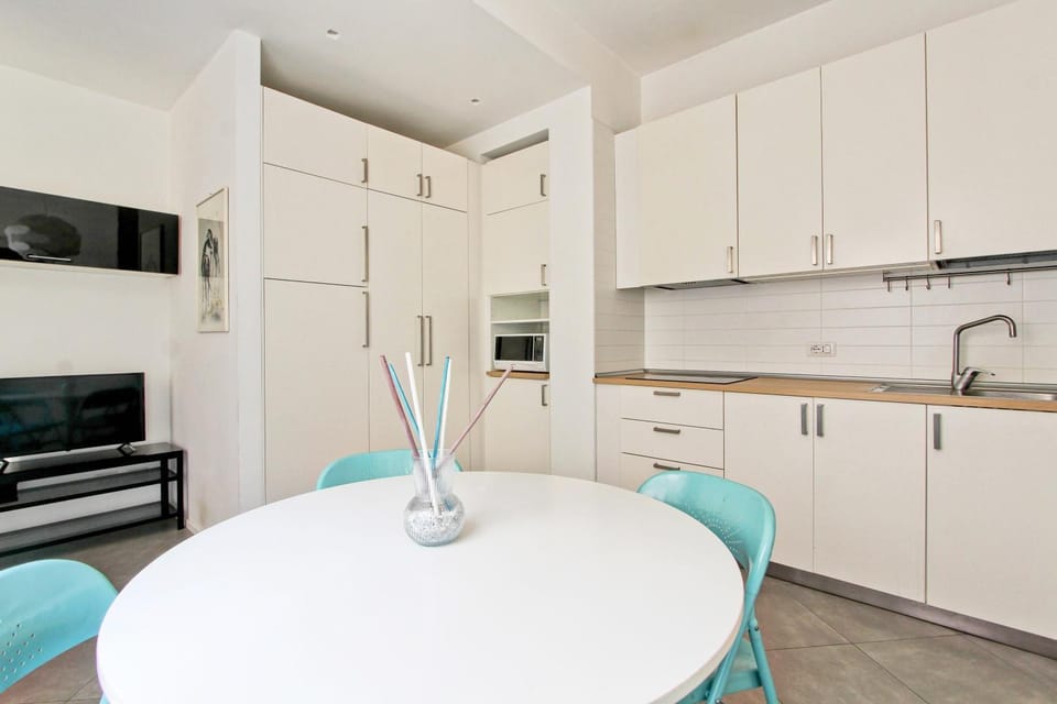 Lounge or bar, kitchen