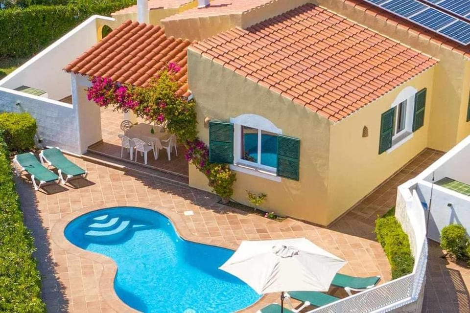 Property building, Garden, Pool view, Swimming pool, Swimming pool, sunbed