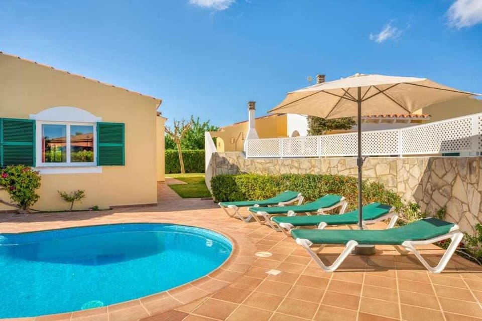 Property building, Balcony/Terrace, Swimming pool, Swimming pool, sunbed