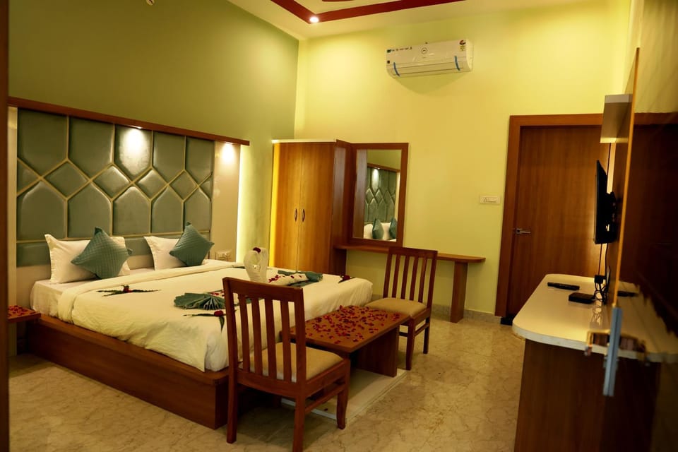 Bed, TV and multimedia, Living room, Photo of the whole room, Seating area, Bedroom, air conditioner
