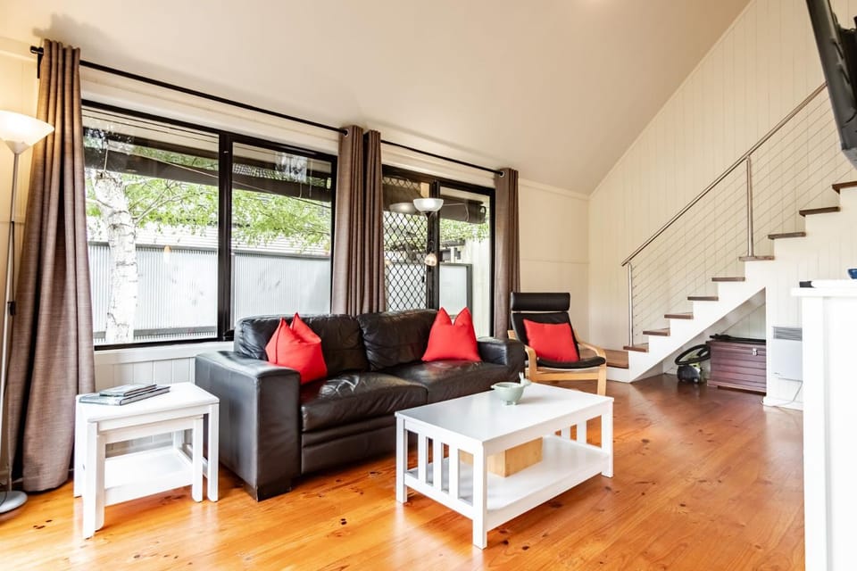 Patio, TV and multimedia, Living room, Seating area, Garden view, heating, pet friendly, air conditioner