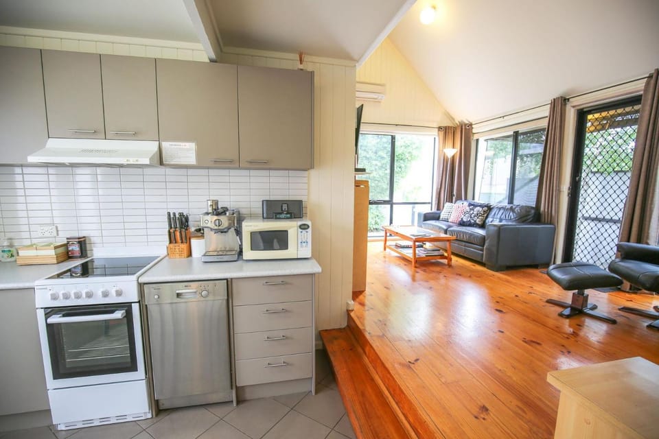 Coffee/tea facilities, Kitchen or kitchenette, Living room, Seating area, Dining area, dishwasher, minibar, pet friendly, stove, toaster