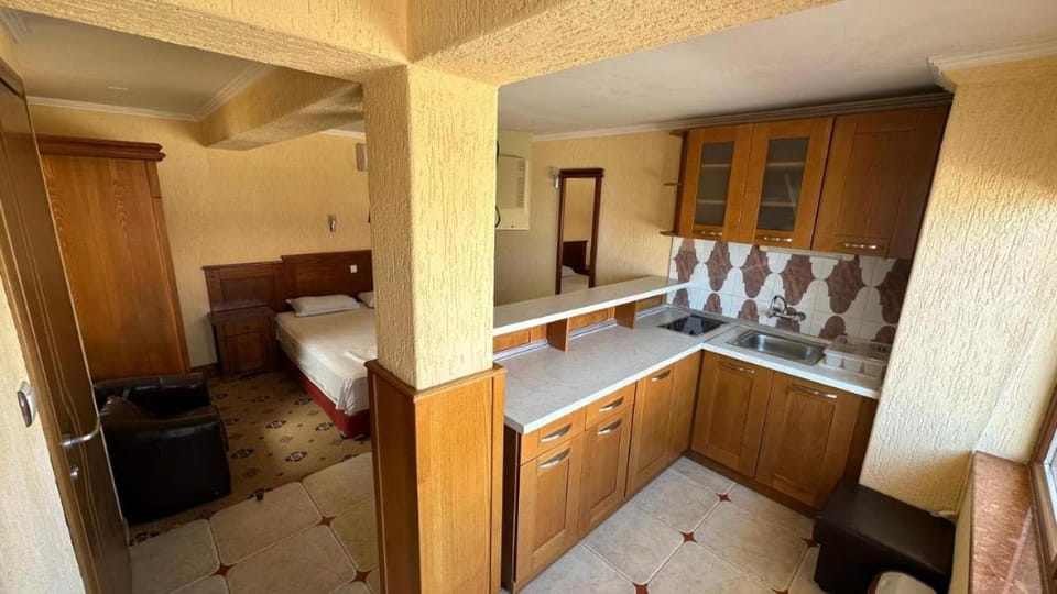 Bed, Kitchen or kitchenette, Photo of the whole room, Bedroom, minibar, oven, pet friendly, stove, wardrobe