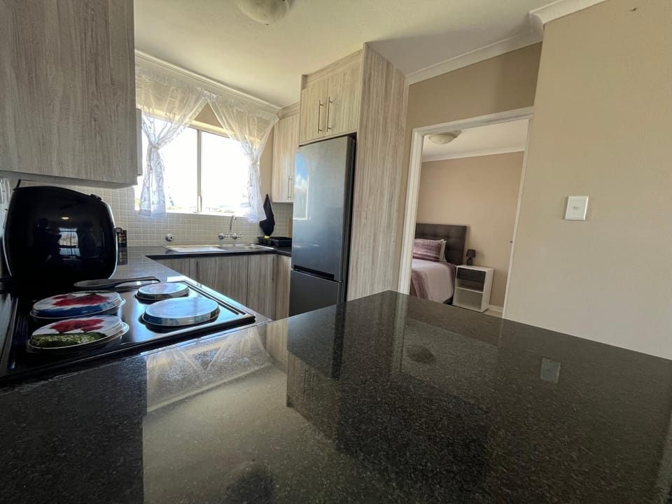 Kitchen or kitchenette, Dining area, minibar, stove