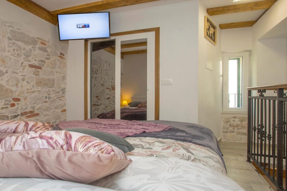 Old Center Stone House Apartment in Split