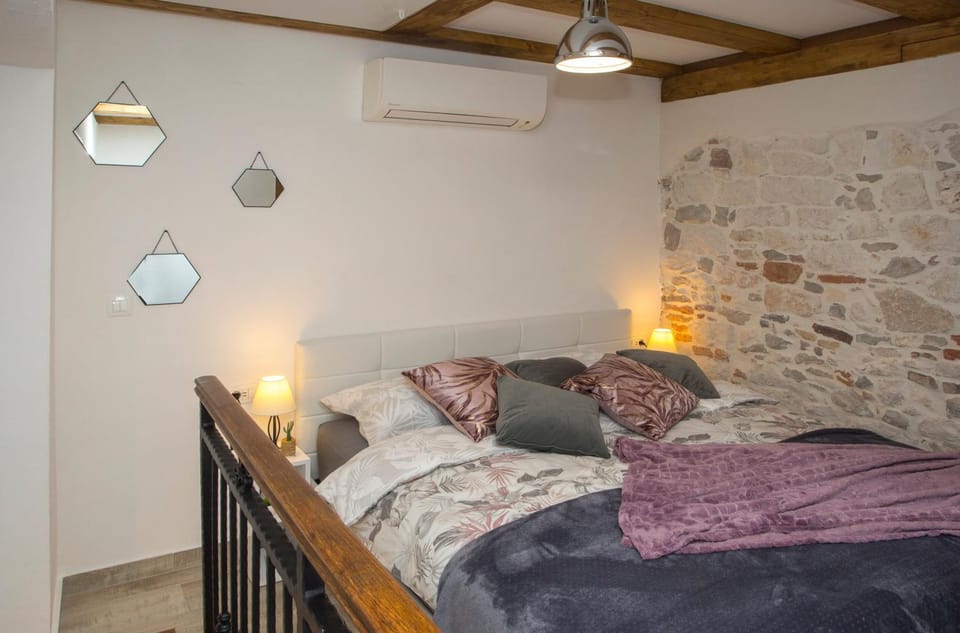 Old Center Stone House Apartment in Split