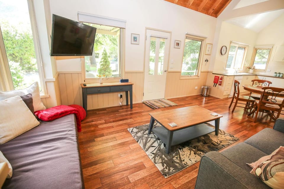 Communal lounge/ TV room, TV and multimedia, Living room, Seating area, Dining area