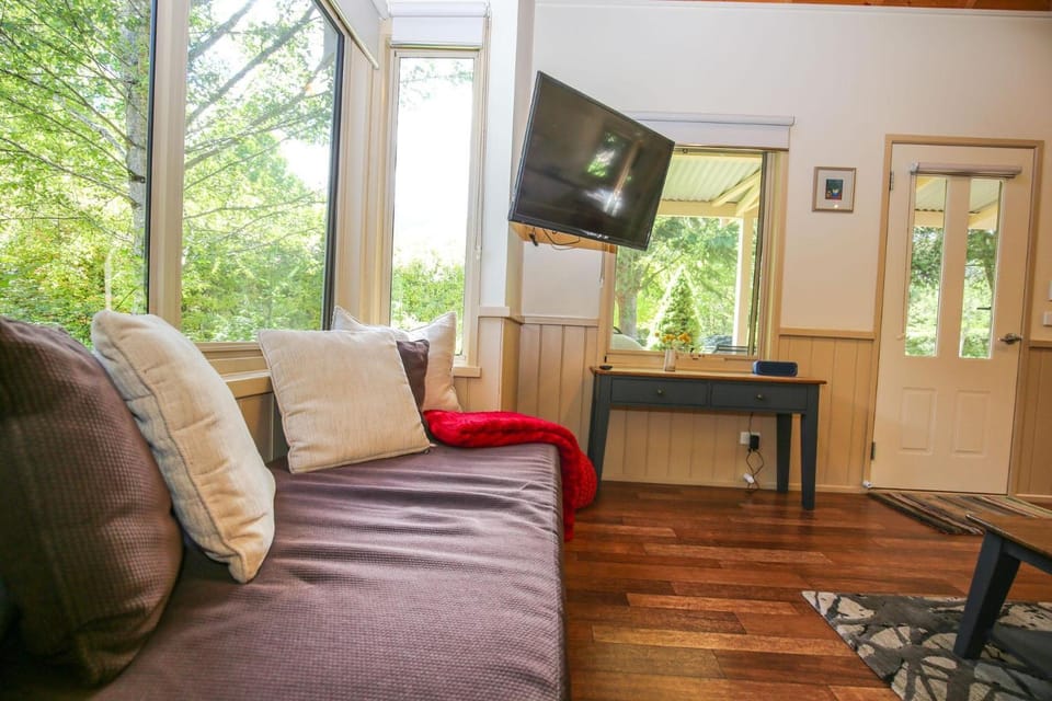Communal lounge/ TV room, Garden, TV and multimedia, Living room, Seating area, Garden view