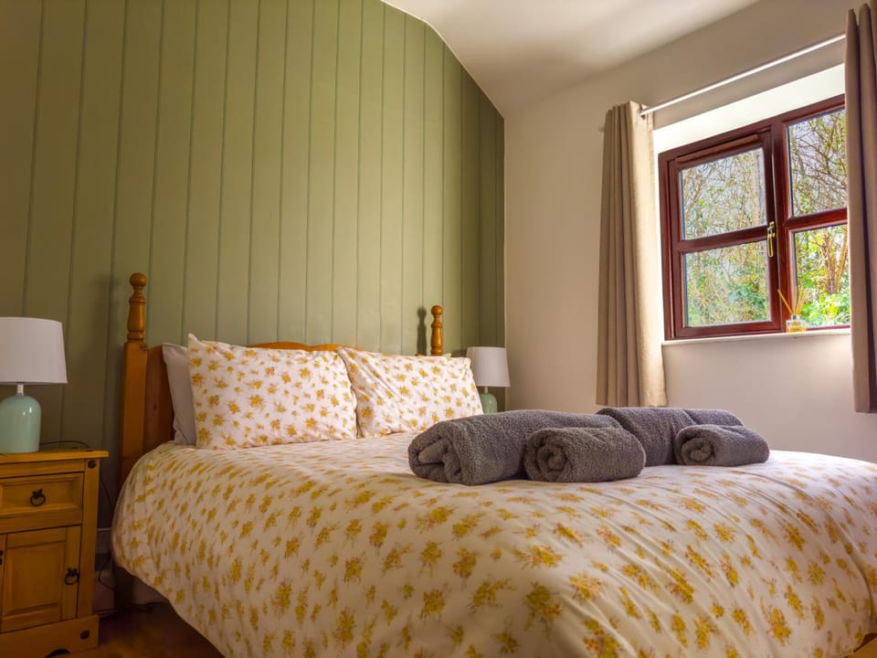 Bed, Bedroom, Garden view