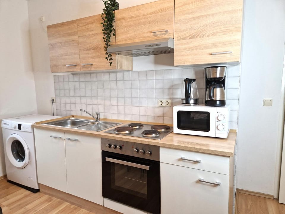Coffee/tea facilities, Kitchen or kitchenette, oven, stove, washing machine
