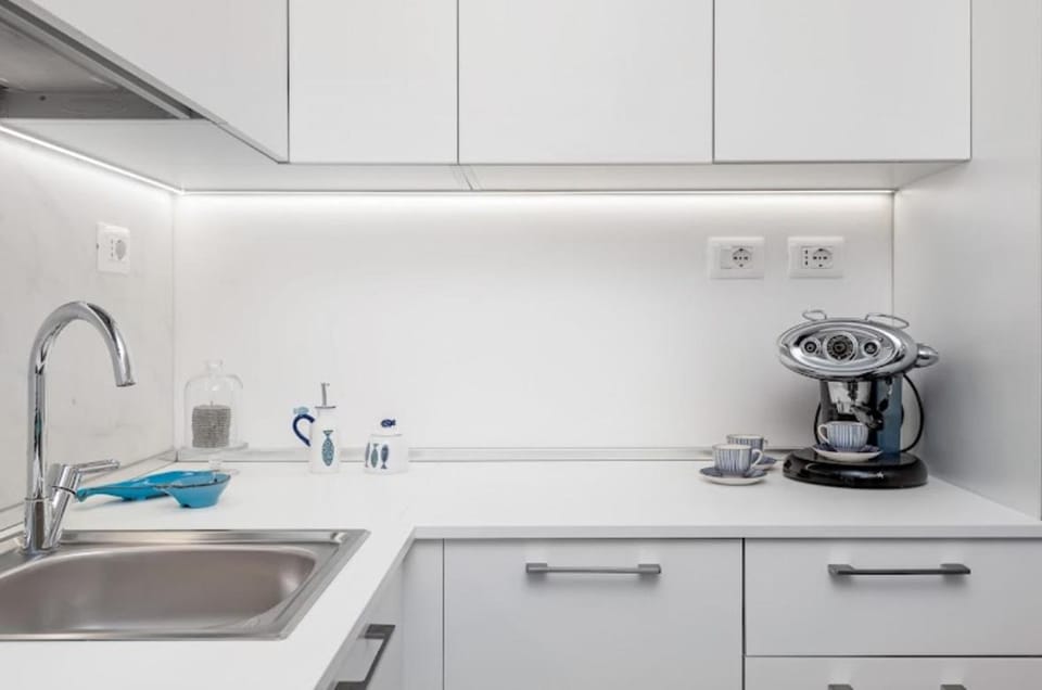 Coffee/tea facilities, Kitchen or kitchenette, stove