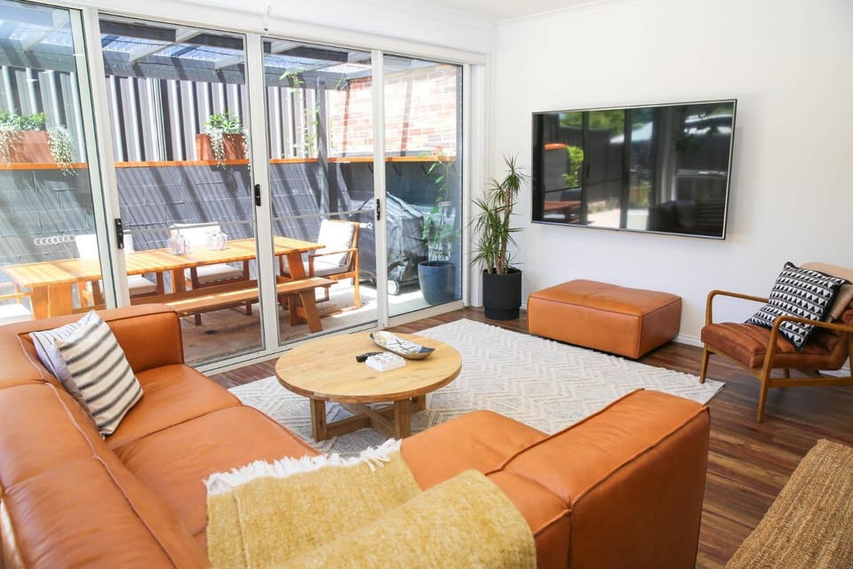 Patio, Communal lounge/ TV room, TV and multimedia, Living room, Seating area, Dining area