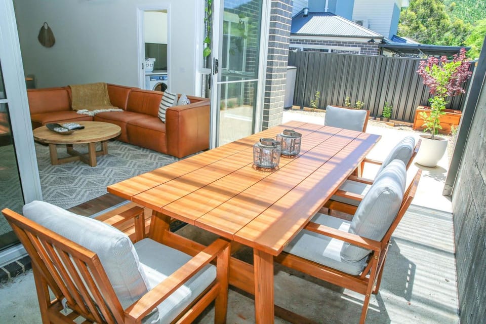 Patio, BBQ facilities, Living room, Seating area, Dining area, Inner courtyard view