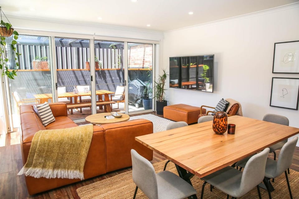 Communal lounge/ TV room, BBQ facilities, TV and multimedia, Living room, Seating area, Dining area