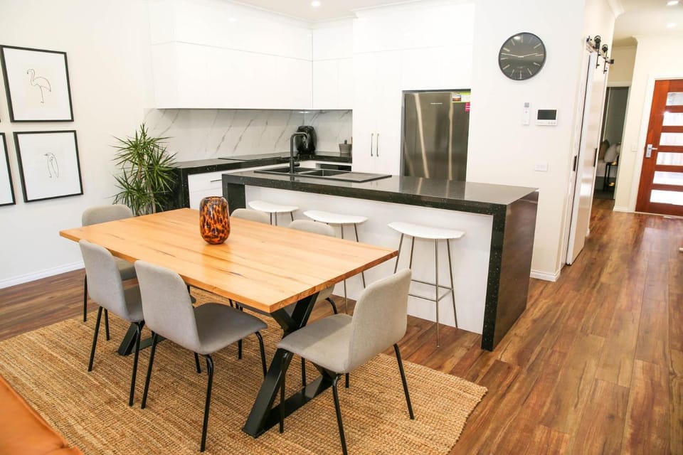Kitchen or kitchenette, Dining area, dishwasher, minibar, pet friendly, stove, air conditioner
