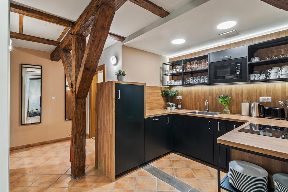 Kitchen or kitchenette, minibar