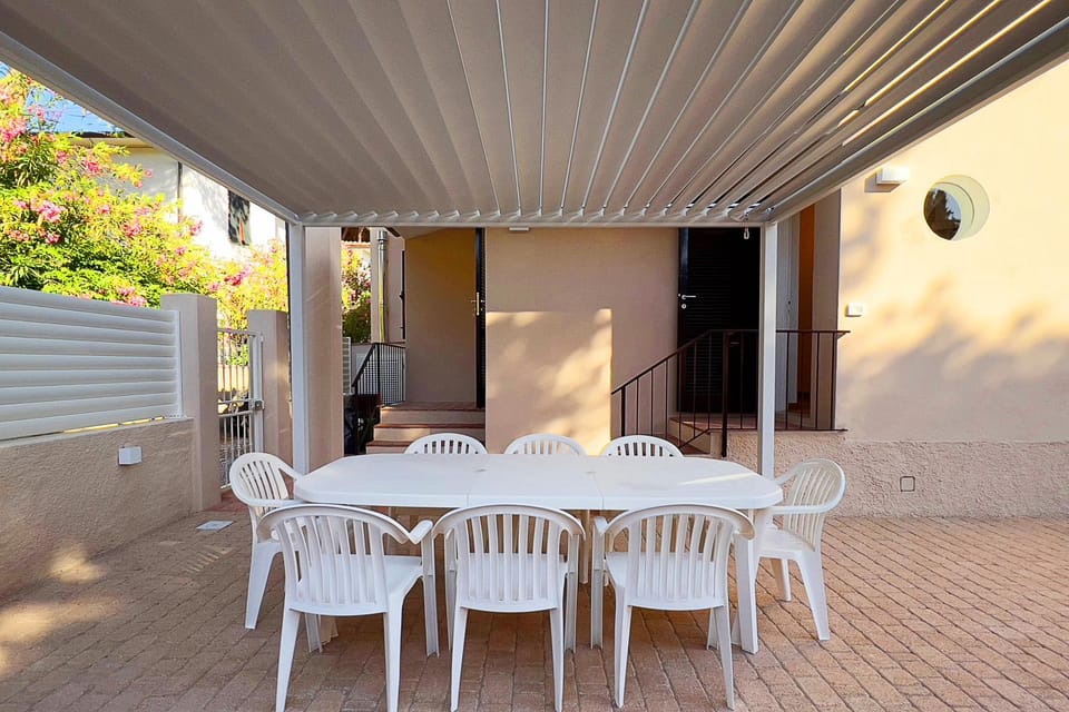 Property building, Patio, Balcony/Terrace, Dining area