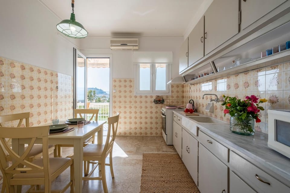 Kitchen or kitchenette, Dining area, dishwasher, minibar, pet friendly, stove