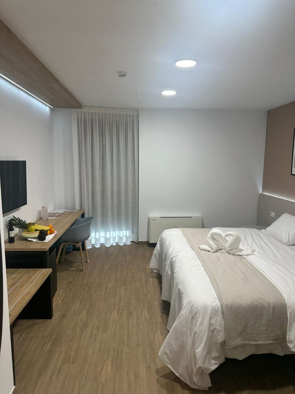 Bed, TV and multimedia, Bedroom