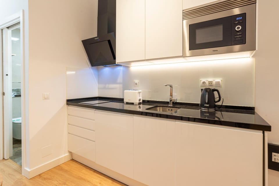Kitchen or kitchenette, minibar, stove, toaster, kitchen