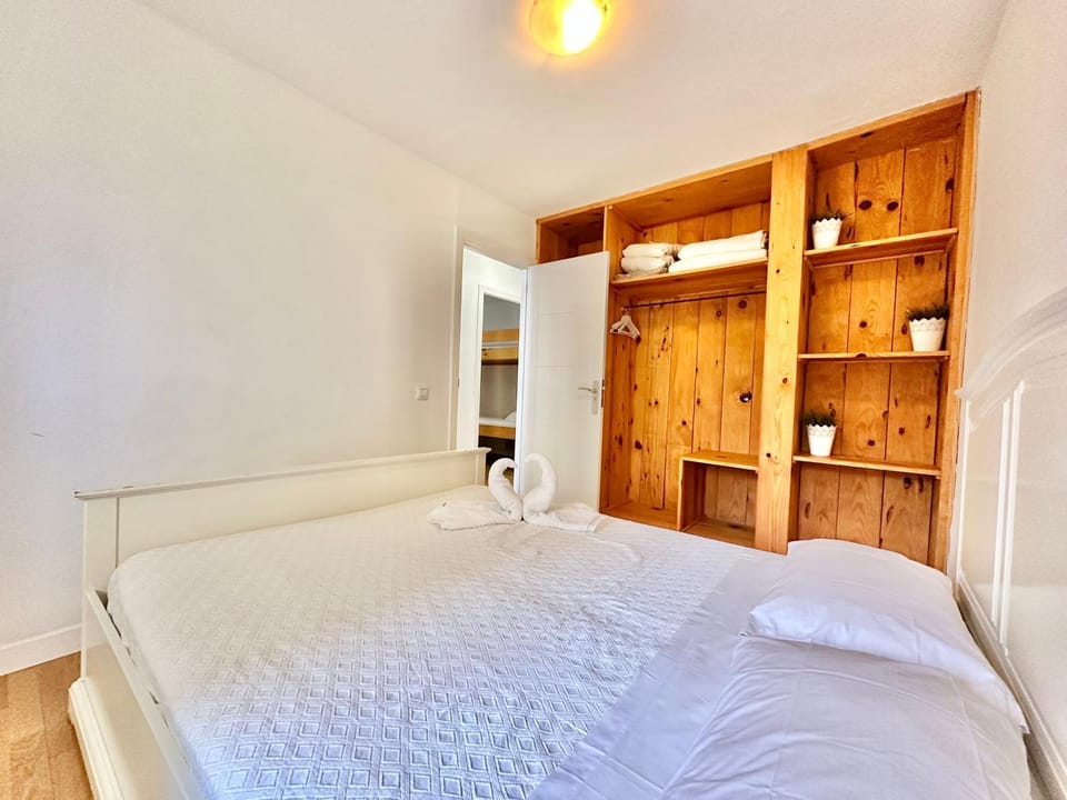Bed, Bedroom, towels, wardrobe