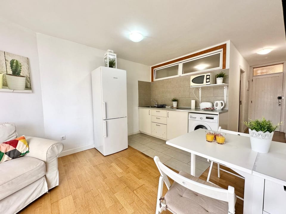 Kitchen or kitchenette, Living room, Dining area, minibar, stove, toaster