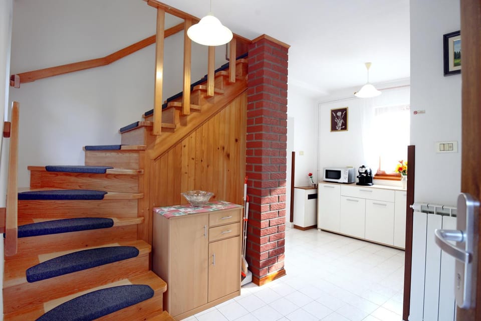 Kitchen or kitchenette, minibar