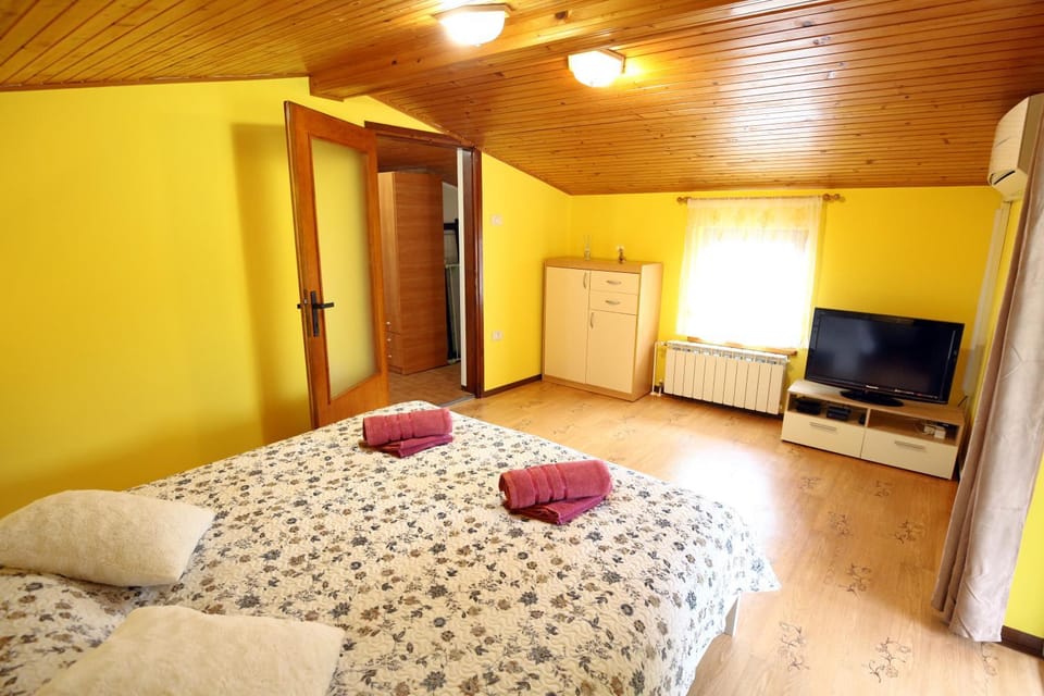 Bed, TV and multimedia, Photo of the whole room