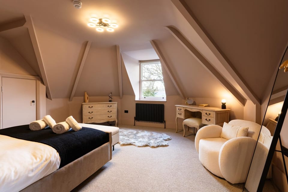 Bed, Photo of the whole room, Seating area, Bedroom, Guests, Area and facilities, hair dryier, storage, towels, wardrobe