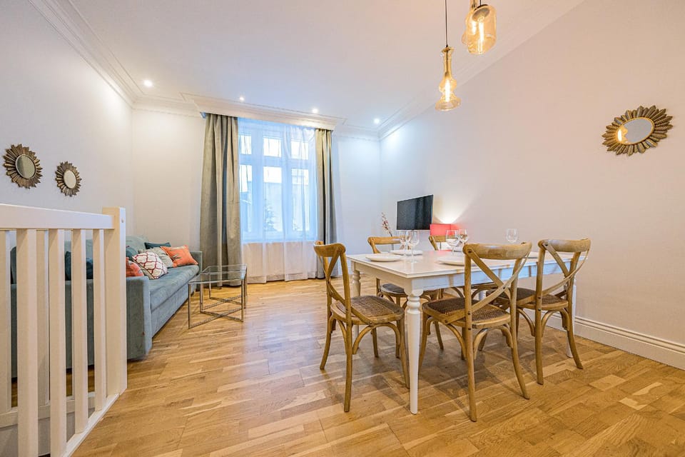 Living room, Seating area, Dining area