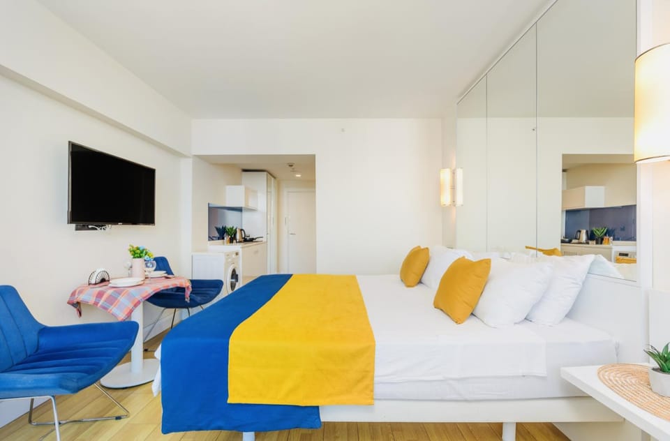 Bed, TV and multimedia, Photo of the whole room