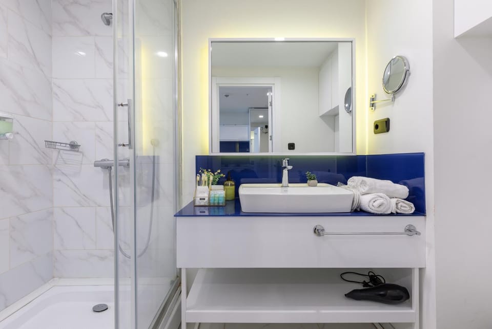 Shower, Bathroom, towels