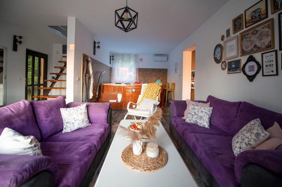 Hot Tub, Living room, Seating area