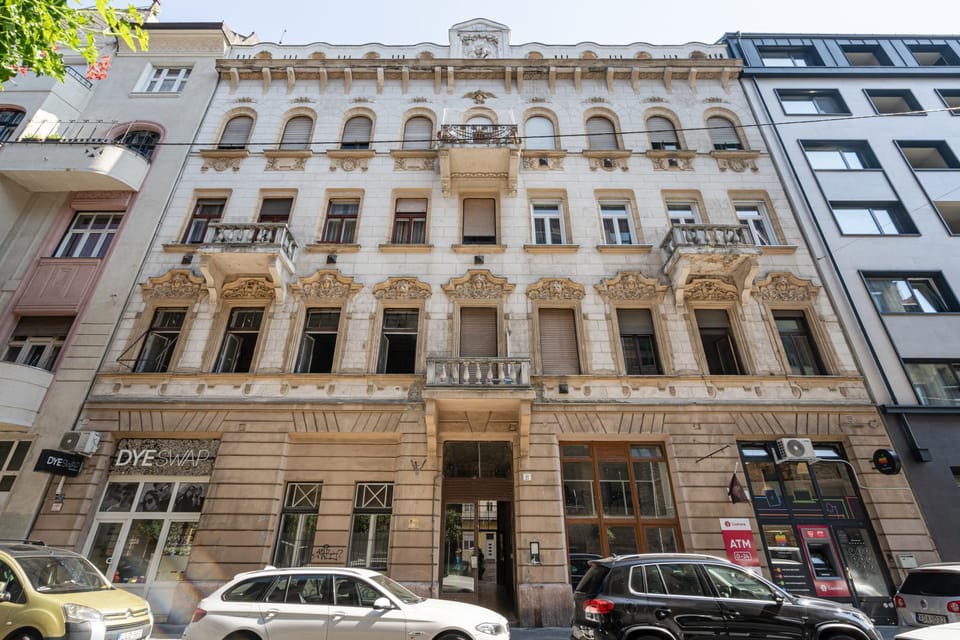 Property building, Nearby landmark, Restaurant/places to eat, Day, Neighbourhood, Location, Parking