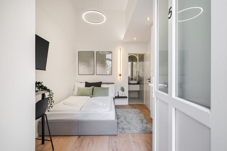 Bed, Bathroom, TV and multimedia, Photo of the whole room, Decorative detail, Decorative detail, Seating area, Bedroom, internet, internet, towels, wardrobe