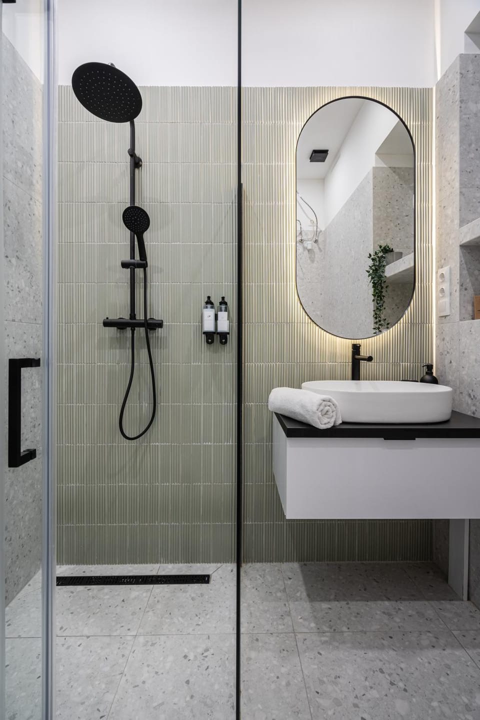Shower, Toilet, Bathroom, bidet, towels