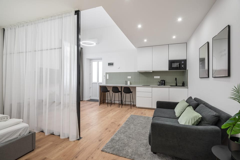 Kitchen or kitchenette, Living room, Seating area, Dining area, microwave