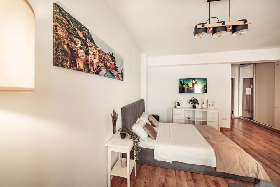 Bed, Living room, Photo of the whole room, Seating area, Bedroom