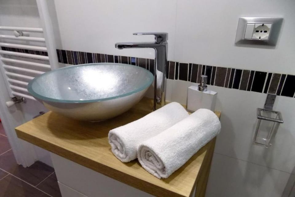 Bathroom, towels