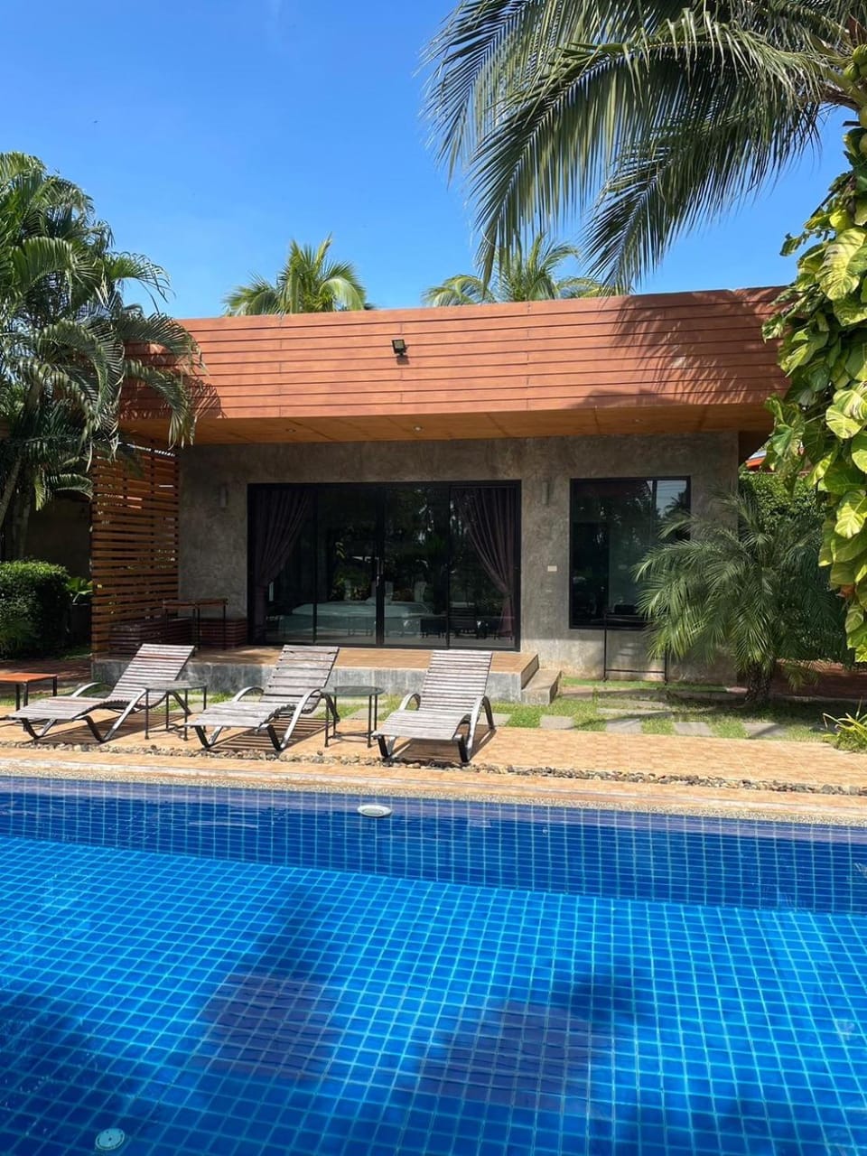 Property building, Day, Pool view, Swimming pool, Swimming pool, sunbed