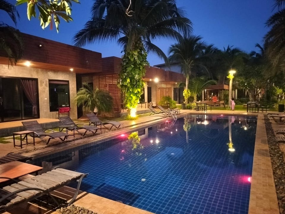 Property building, Night, Garden, Garden view, Pool view, Swimming pool, Swimming pool, sunbed