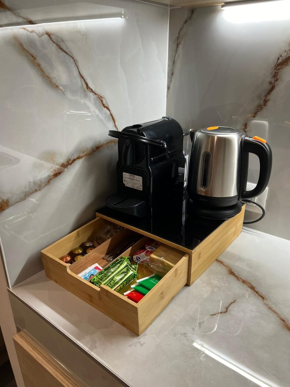 Restaurant/places to eat, Coffee/tea facilities, Kitchen or kitchenette, oven