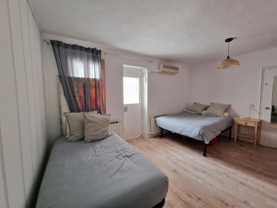 Bed, Photo of the whole room, Bedroom, air conditioner
