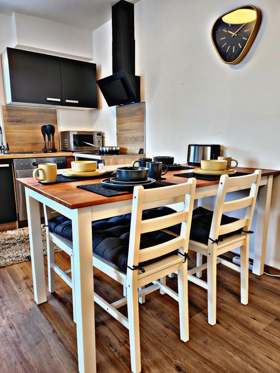 Coffee/tea facilities, Kitchen or kitchenette, Dining area, Food, minibar, stove, toaster