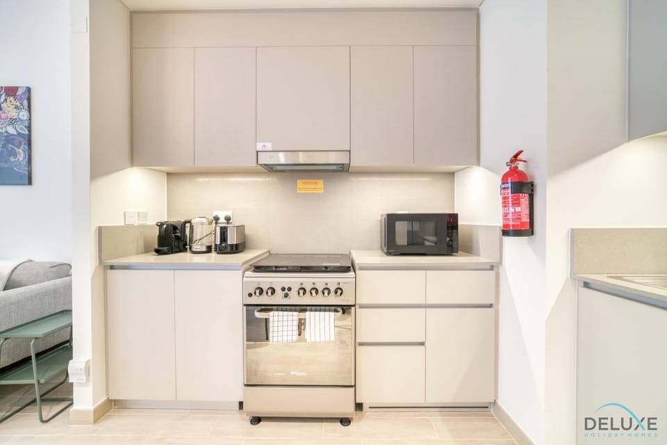 Kitchen or kitchenette, minibar, stove, toaster