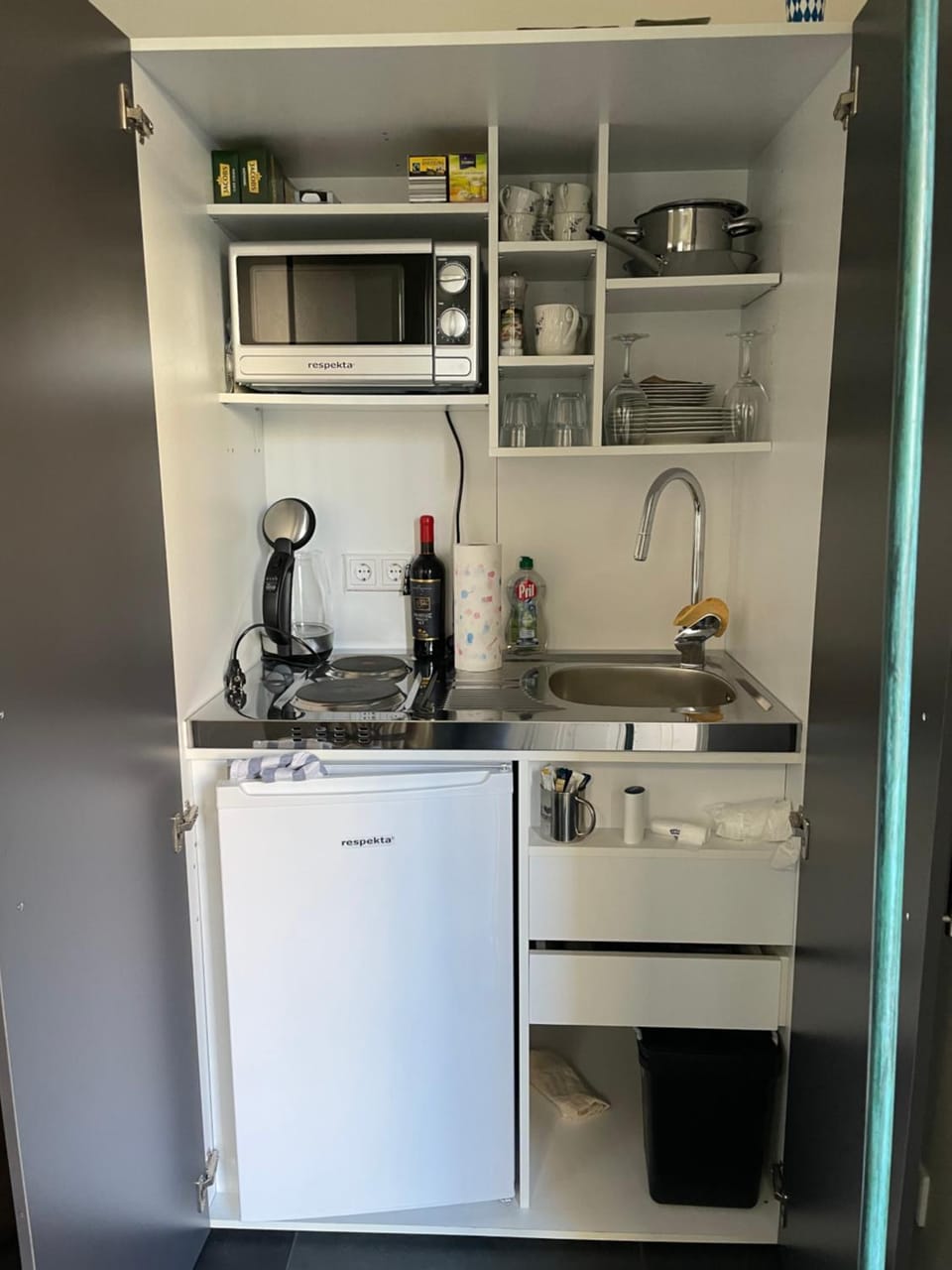 Kitchen or kitchenette