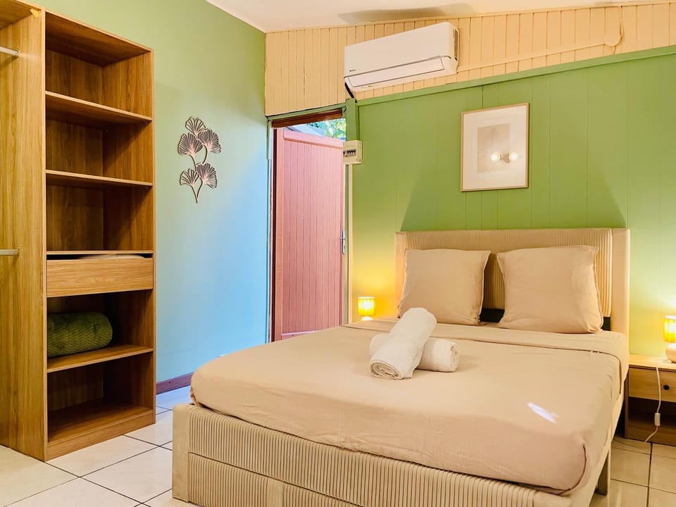 Photo of the whole room, Bedroom, air conditioner