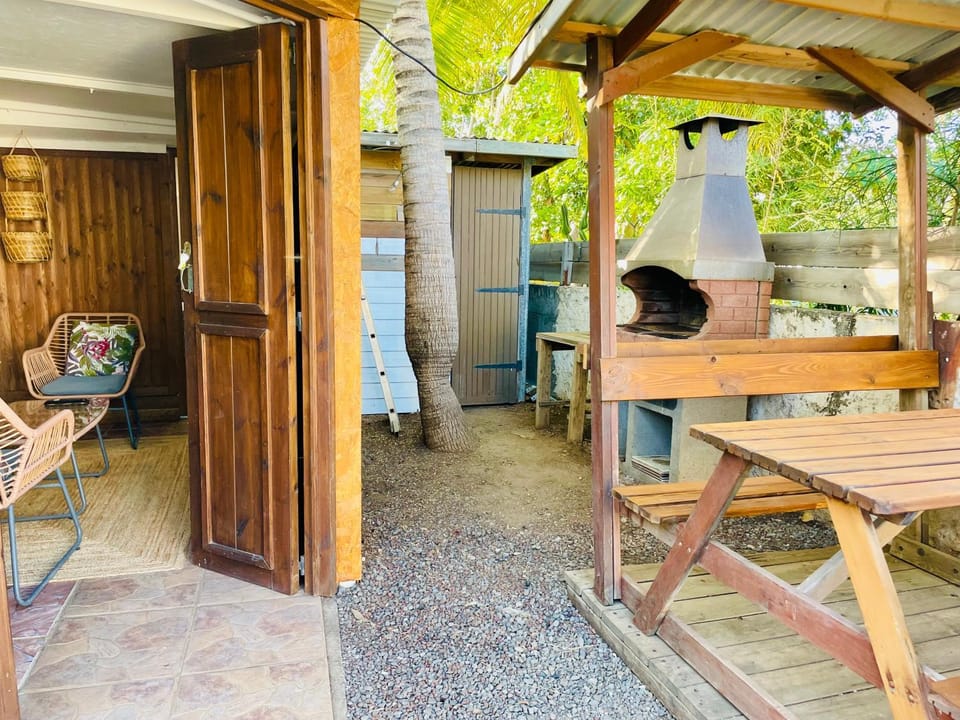 Facade/entrance, BBQ facilities, Garden