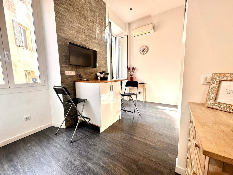 TV and multimedia, Living room, Seating area, Dining area, air conditioner