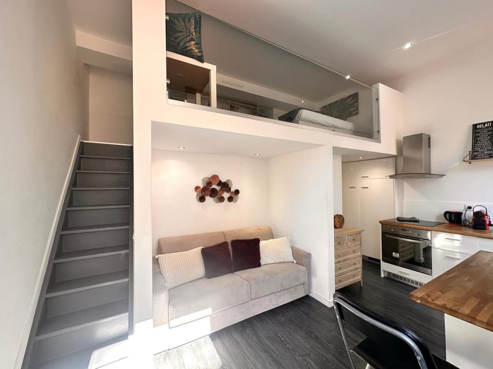 Kitchen or kitchenette, Living room, Seating area, Dining area